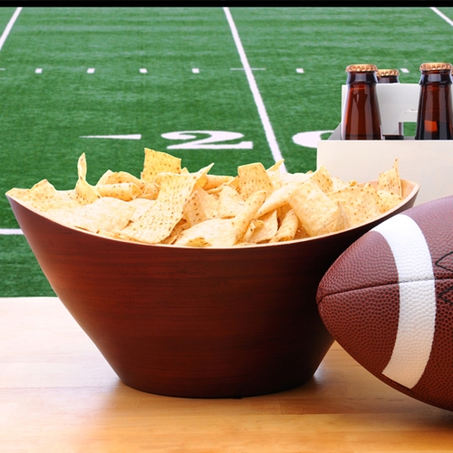 Super Bowl party food is usually greasy, fatty and full of sugar. Skip the potato chips this season and make your own pita chips.