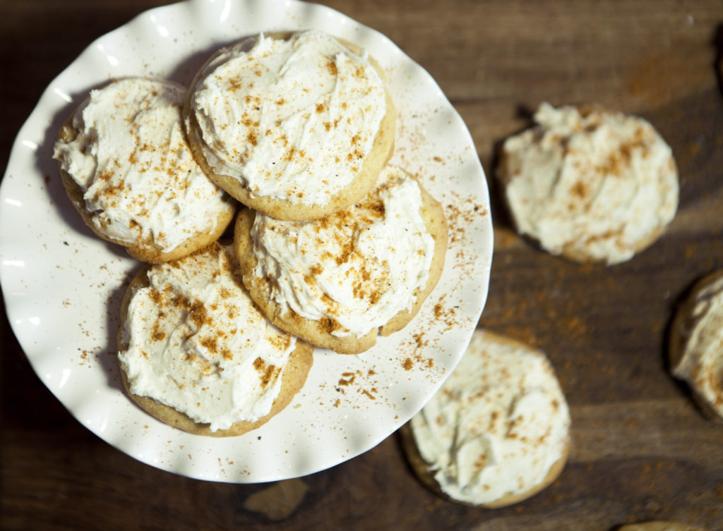 Garnish the cookies with icing and nutmeg. 