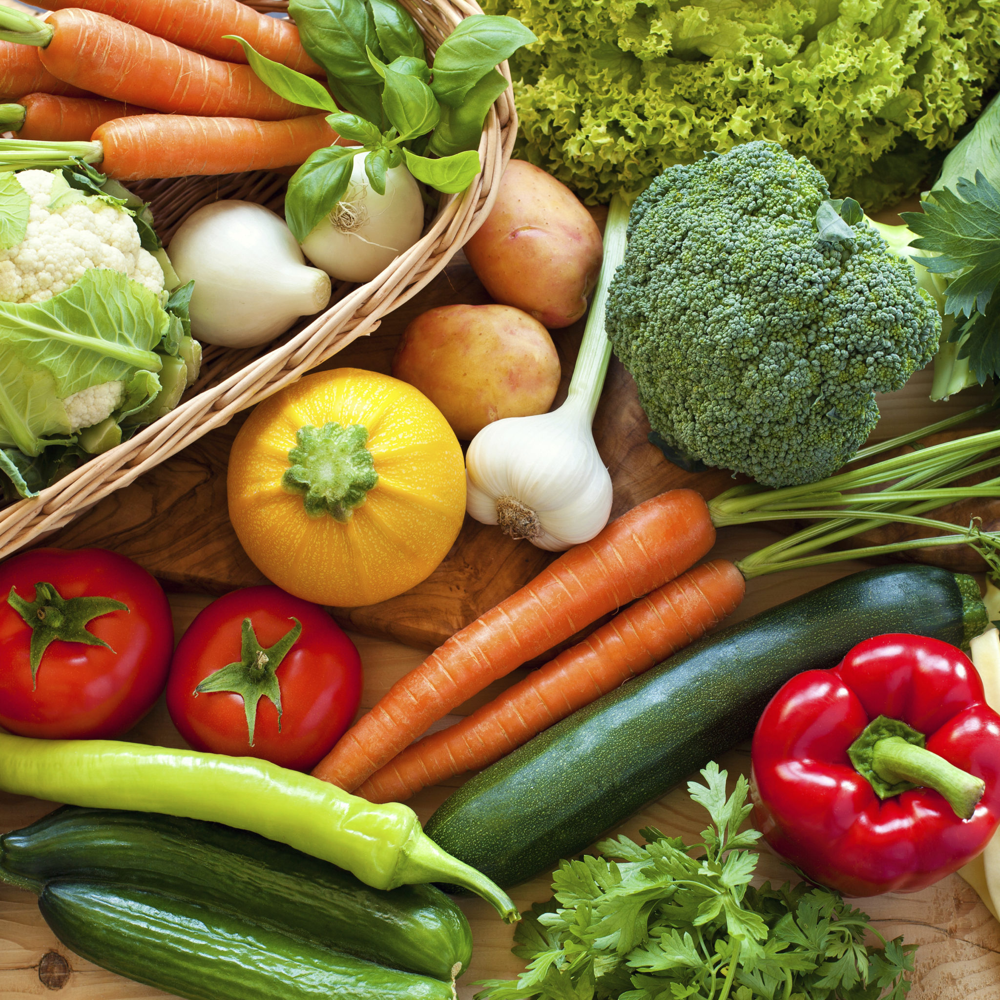 Есть сырые овощи и фрукты. Овощи. Овощи и зелень. Красивые овощи. Овощные продукты.