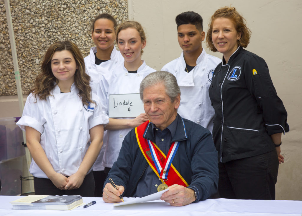 Michel Escoffier signed autographs for the competition participants. 