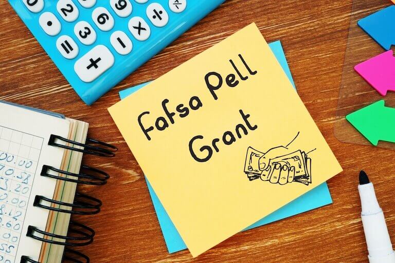 Sticky note with the words FAFSA Pell Grant written on it