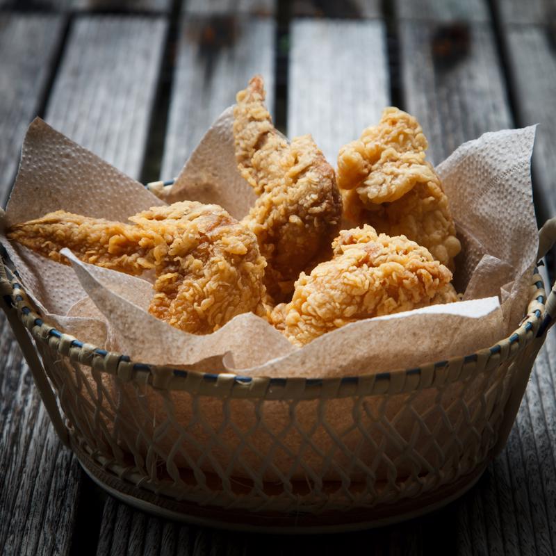 Fried chicken wings are delicious and perfect for snacking.