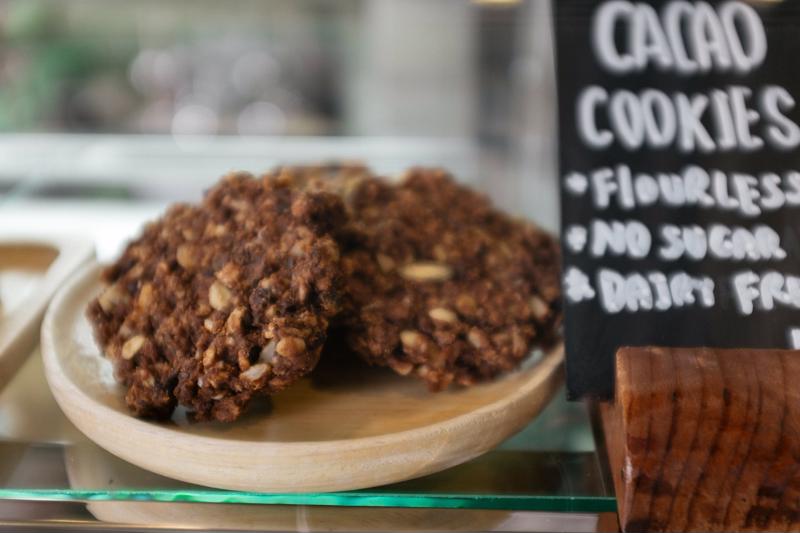 Cacao oatmeal cookies are a healthy but delicious alternative to the classic chocolate-chip cookie.