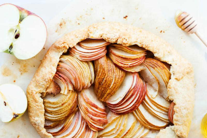 A close up of an apple pie.